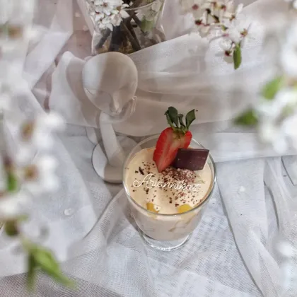 Творожно-кофейный десерт с персиками и тёртым шоколадом