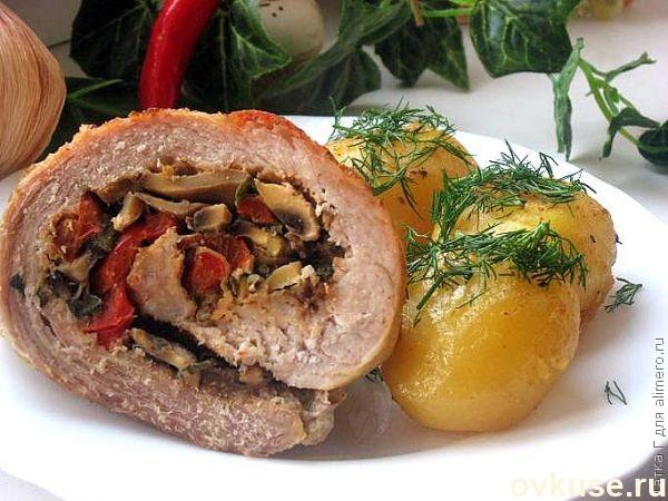 Свиной рулет с перцем и грибами