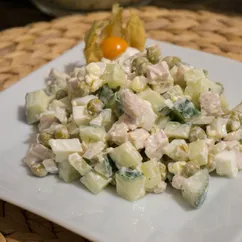 Легкий салат с огурцом и горошком