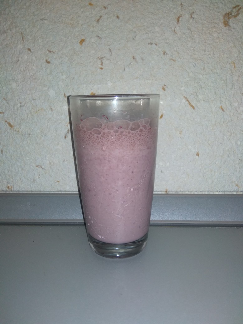 Молочный шоколадный коктейль с ежевикой