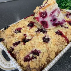  Пирог с ягодами и сладкой крошкой 