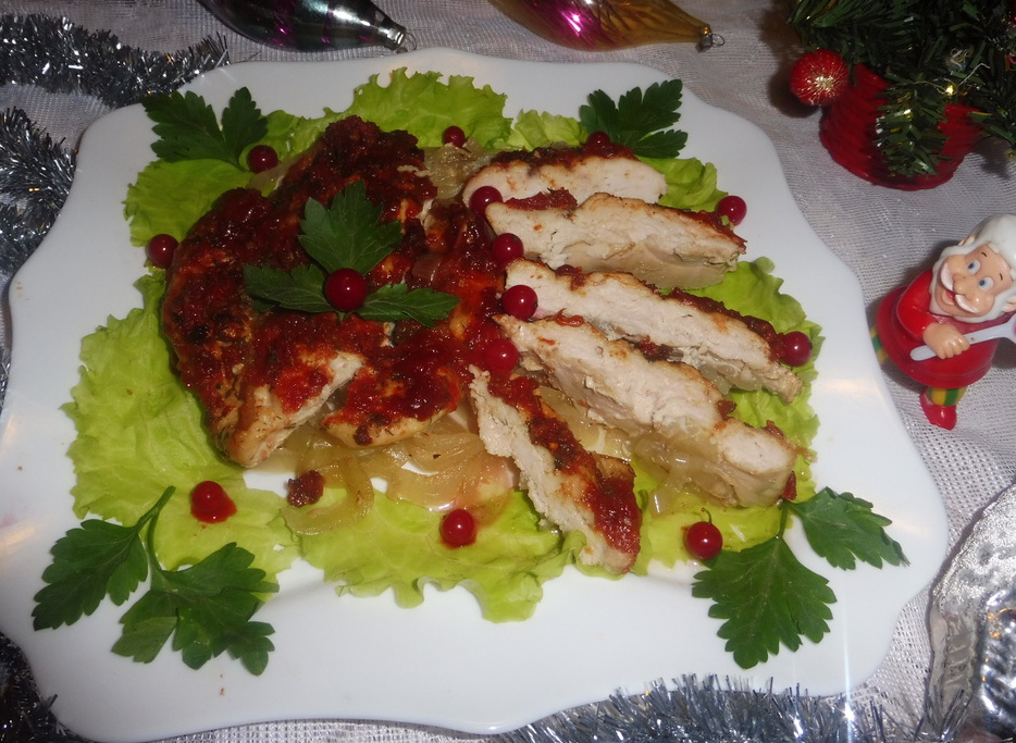 Куриная грудка, запеченная с луком и шашлычным кетчупом