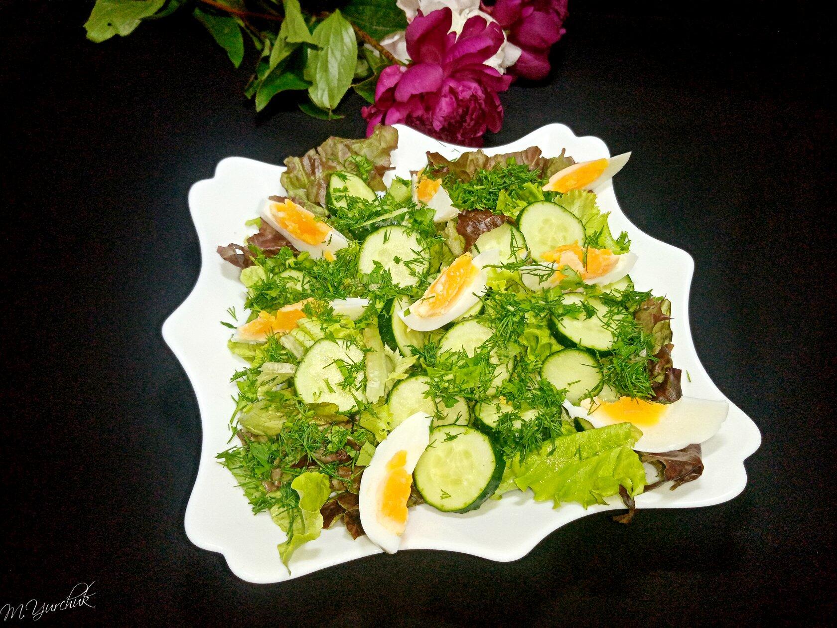 Салат из листьев салата, огурцов и яиц 