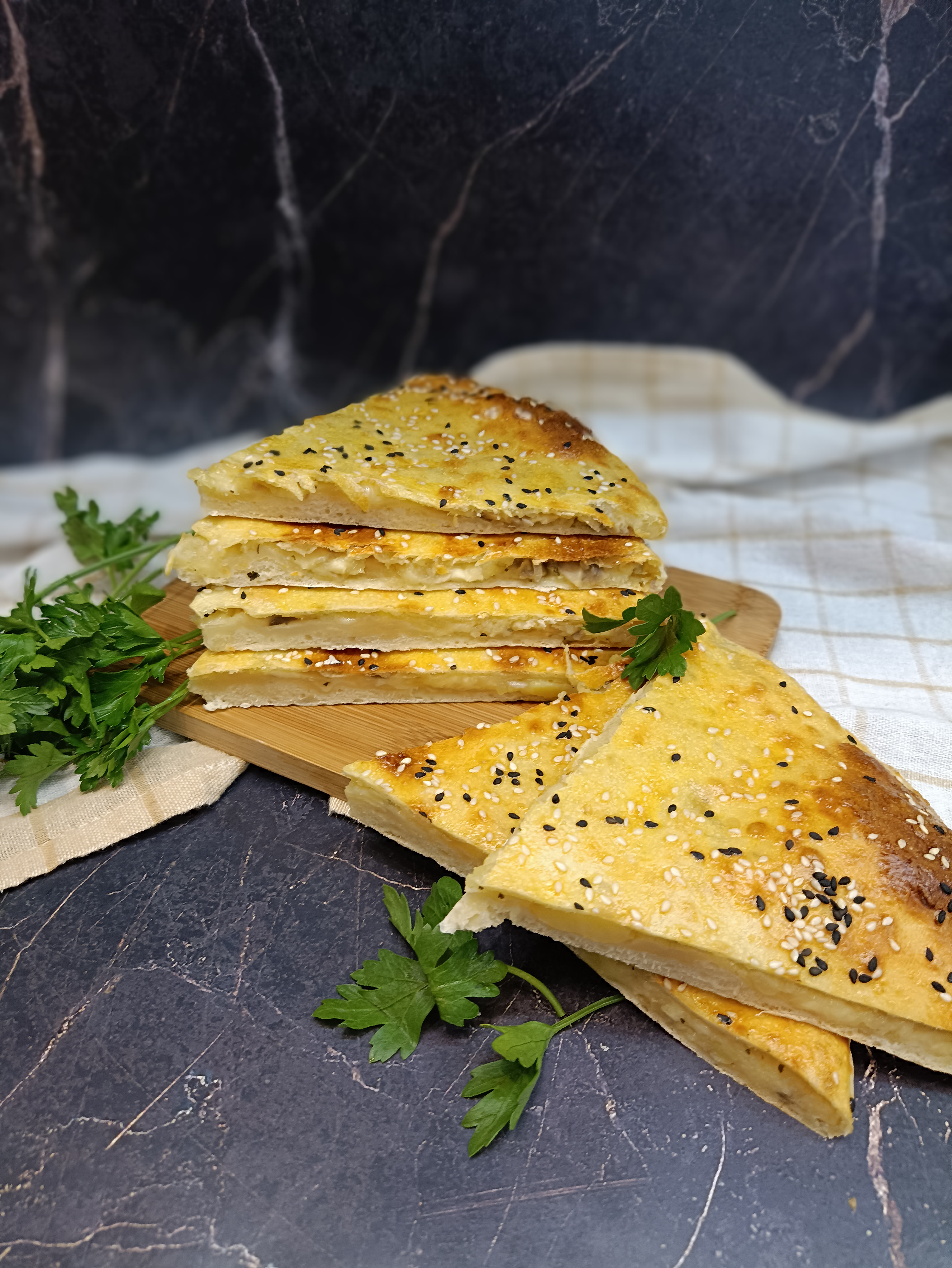 Пирог с картошкой, грибами и сыром (осетинский пирог)
