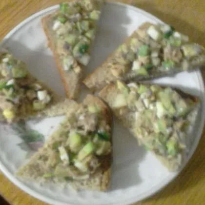 Бутерброды с закуской  из тунца и авокадо