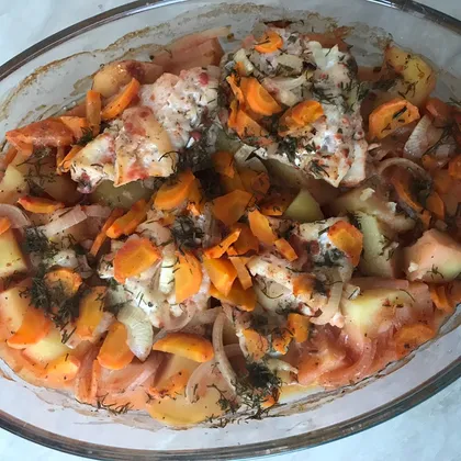 Морская рыба под томатным соусом с картофелем