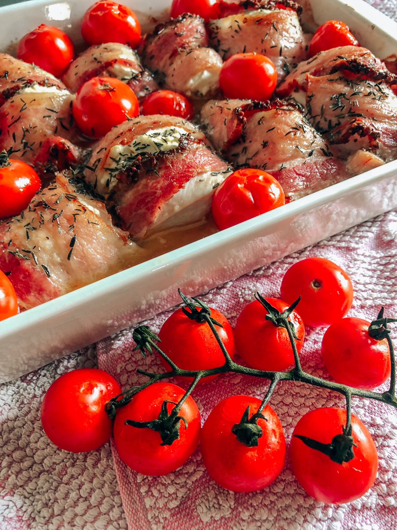 Куриные грудки под свежим сыром