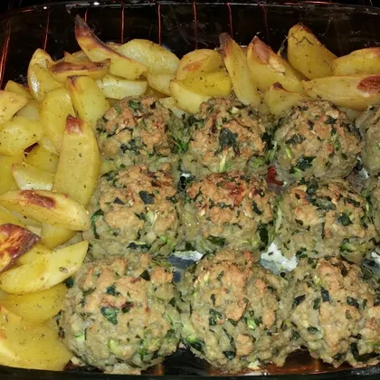 Рыбные шарики с дольками картофеля из духовки