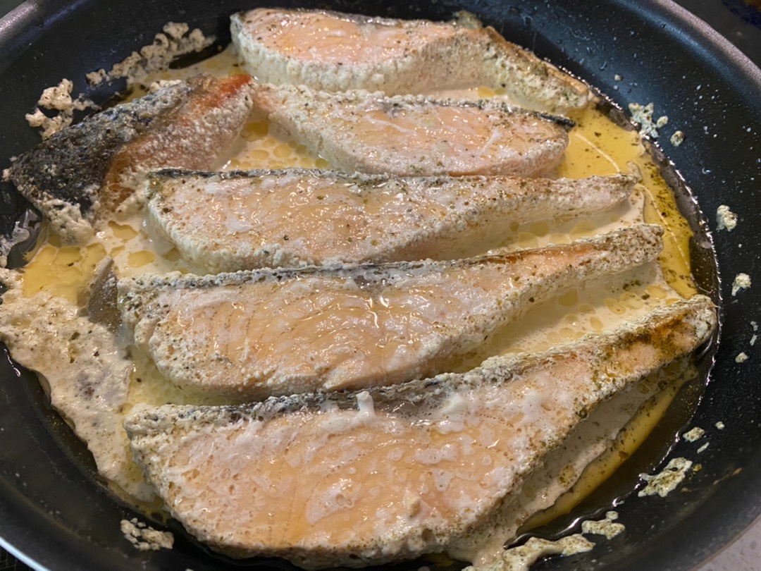 Красная рыба в сливочном соусе с томатами и шпинатом - пошаговый рецепт с фото на Готовим дома