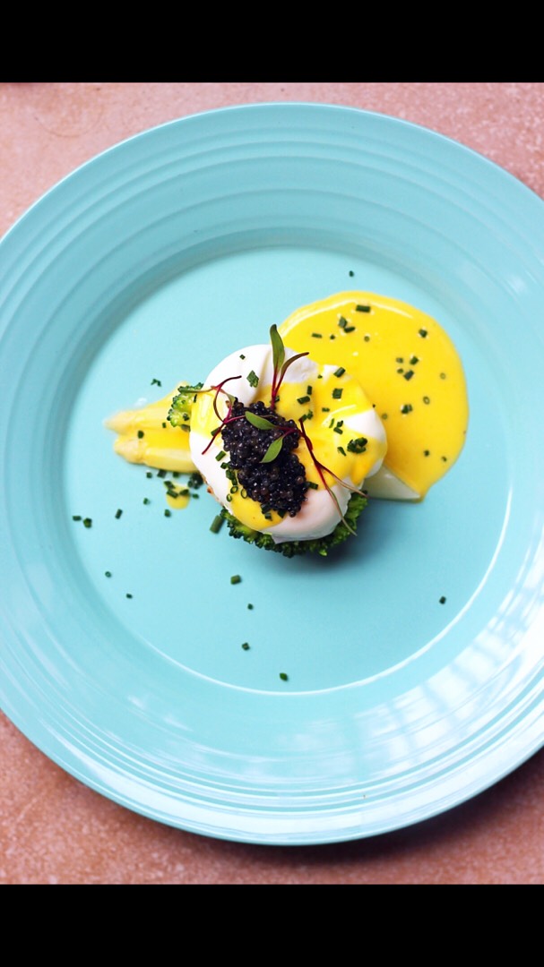 Пашот с соусом Холландез, брокколи и белой спаржей