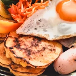 Дважды кукурузные оладьи с картофельным пюре