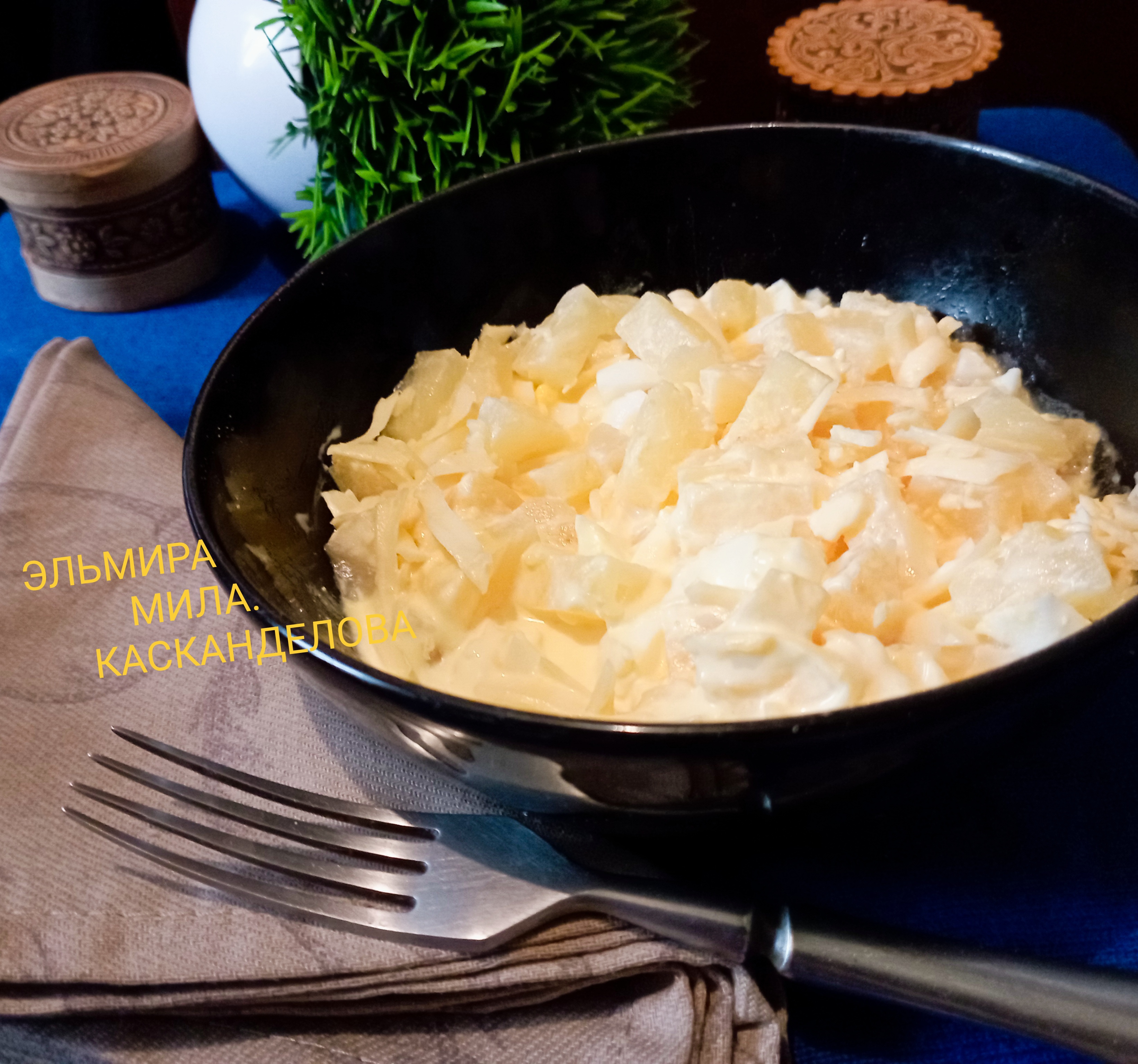 Салат- закуска с ананасами, сыром и чесноком 