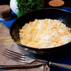 Салат- закуска с ананасами, сыром и чесноком