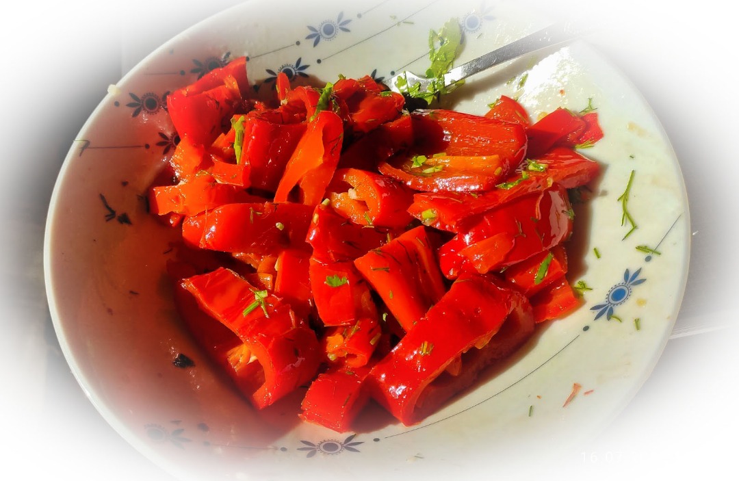 Тёплый  вегетарианский салат из остроконечных перцев. Обед № 30