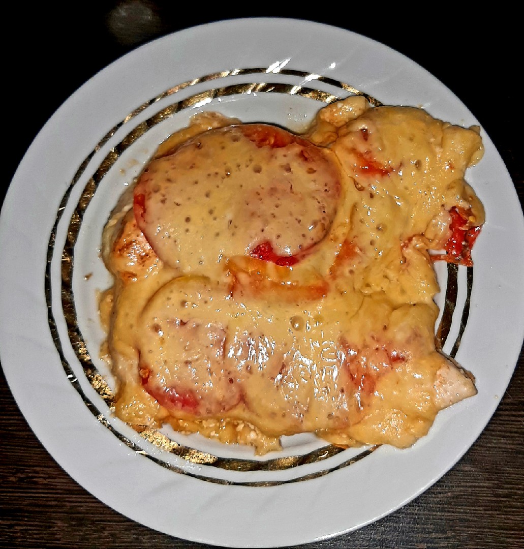 Курица по-французски с сыром овощами и помидорами
