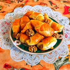 Рогалики из слоеного теста с грецкими орехами
