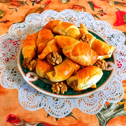 Рогалики из слоеного теста  с грецкими орехами