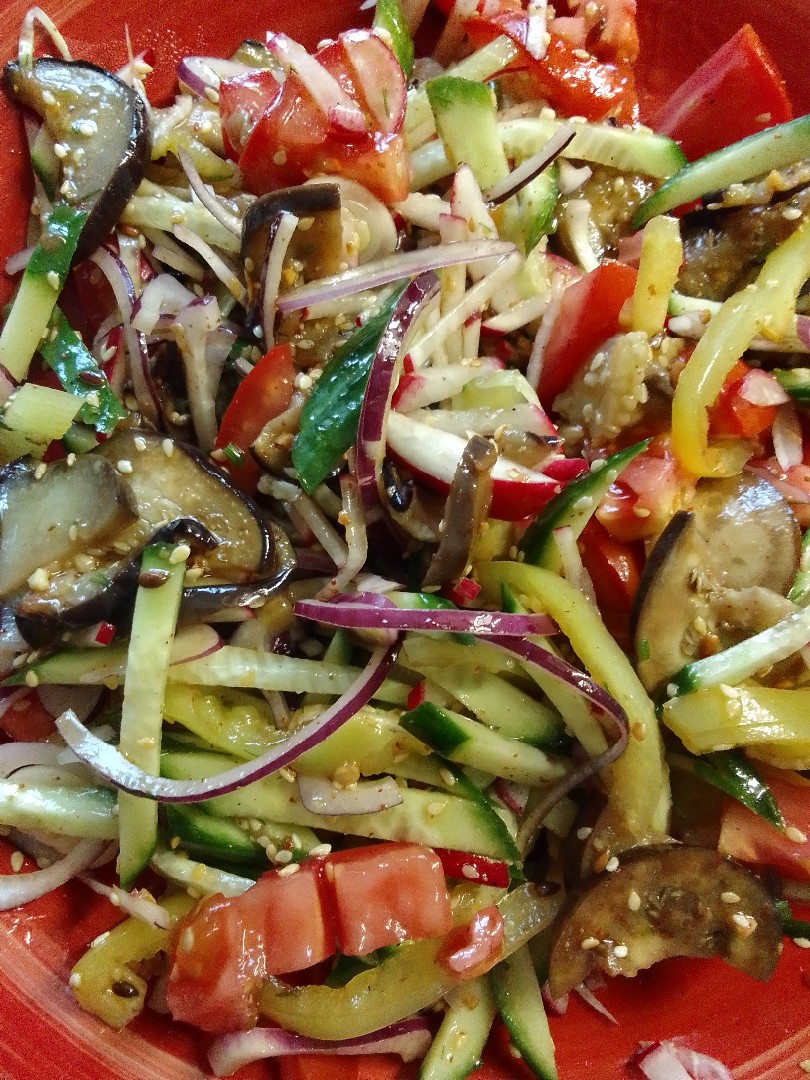 Овощной салат с жареными баклажанами