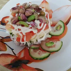 Салат с курицей и фисташками