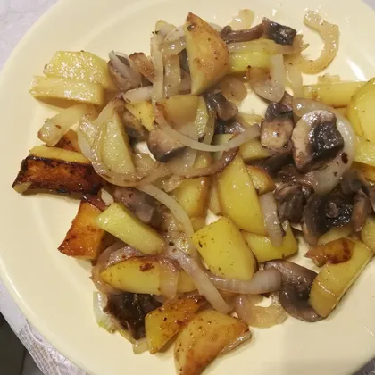 Жареная картошка с луком и шампиньонами