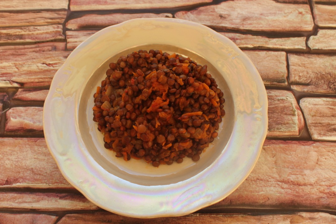 Чечевичная каша с мясом, кабачками и томатами черри в мультиварке