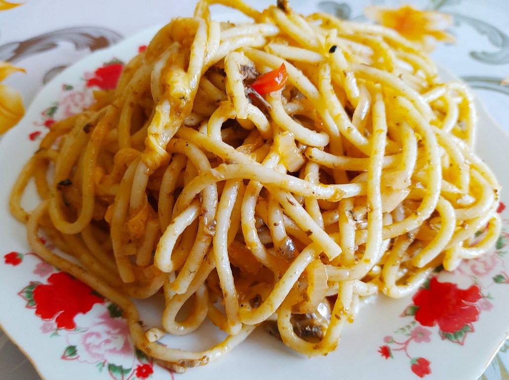 Сладкие спагетти с виноградом, ягодами и мятой на сковороде