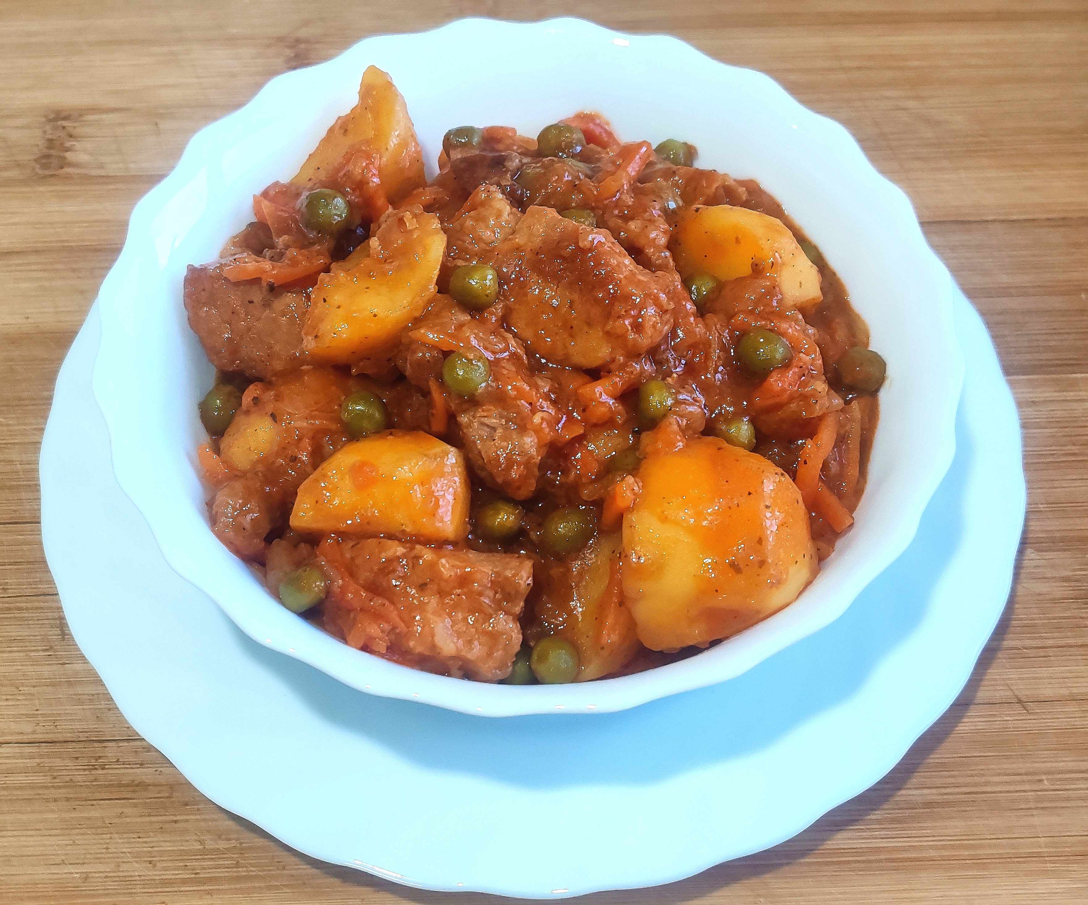 Тушеный картофель с мясом и горошком 