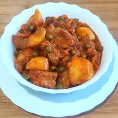 Тушеный картофель с мясом и горошком 