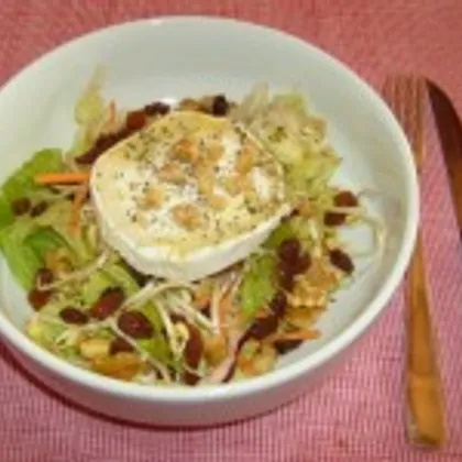 Салат из курицы с кедровыми орешками и козьим сыром