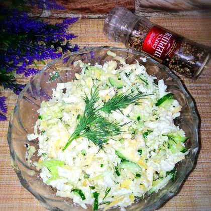 Постный овощной салат с огурцами, репой и пекинской капустой