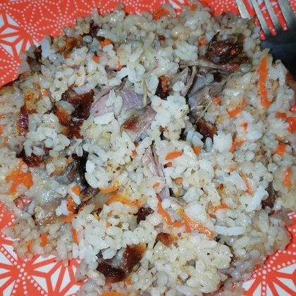 Рассыпчатый рис с мясом в чугунке