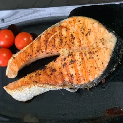 Жареный стейк из лосося на сковороде гриль