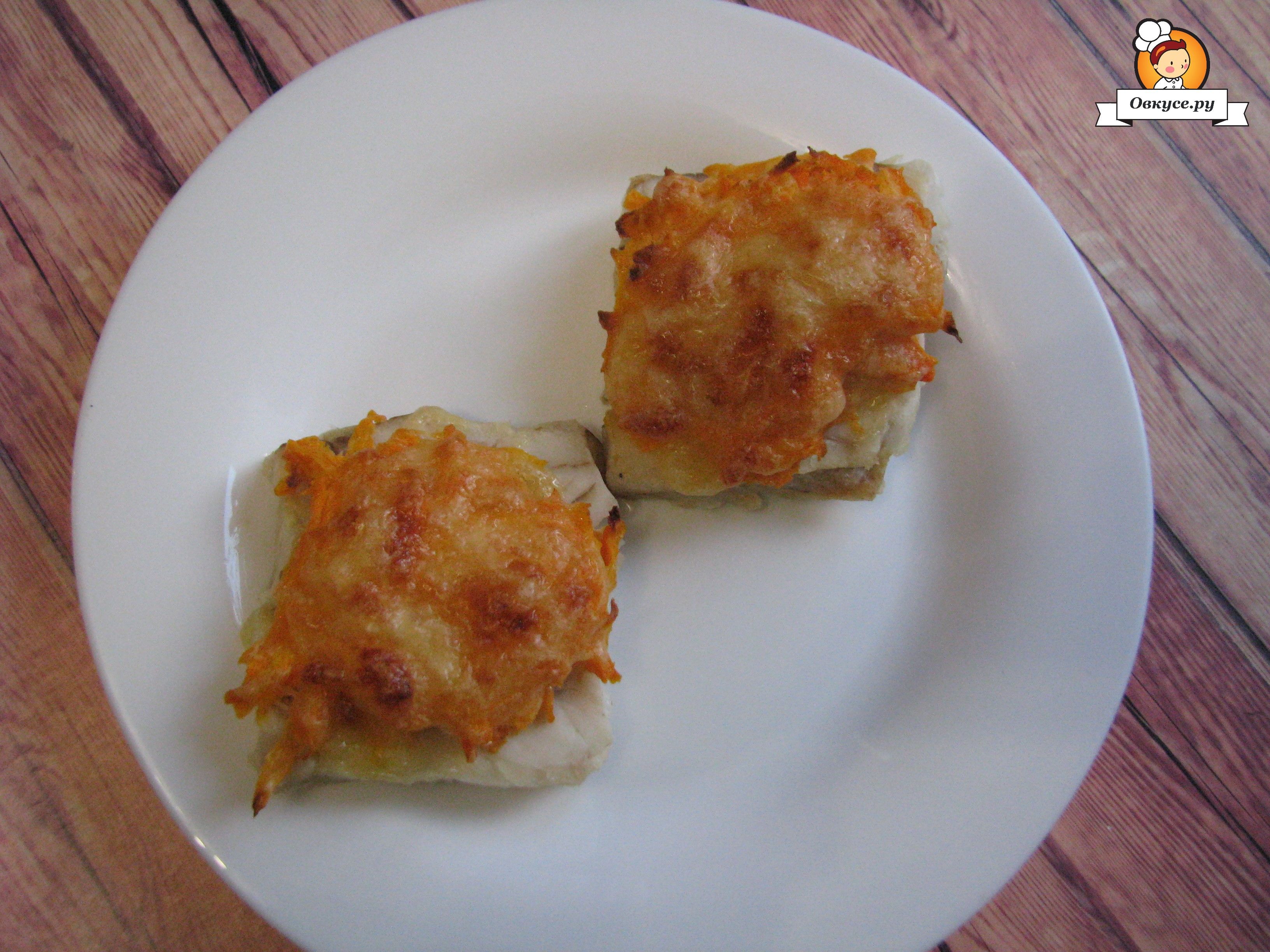 Минтай запеченный с сыром и морковью