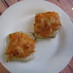 Минтай запеченный с сыром и морковью