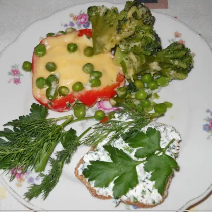 Яичница в перце с брокколи и зеленым горошком