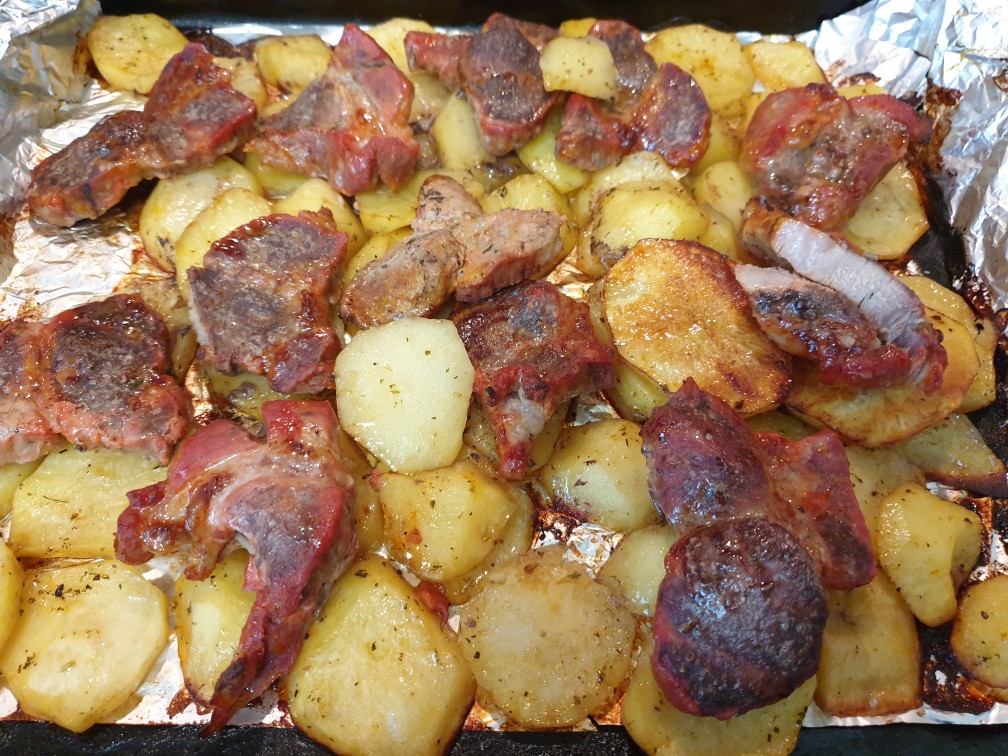 Свинина, запечённая с картошкой и сыром в духовке