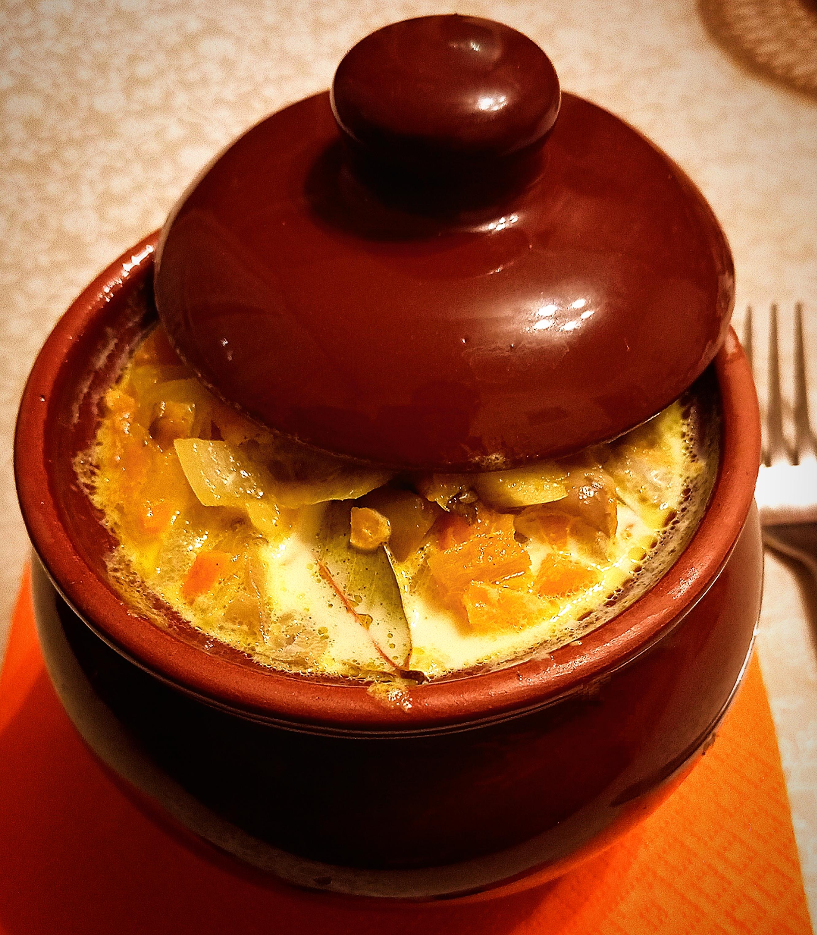 Батат с вешенками, запечённый в горшочке