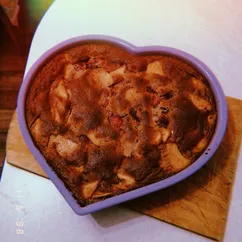 Шарлотка с клубникой и яблоками