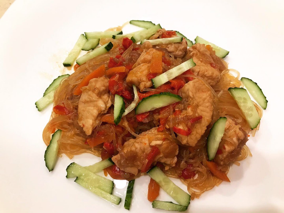 Курица с фунчозой