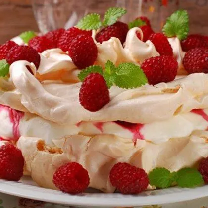 Новогодний праздничный десерт «Павлова» с малиной