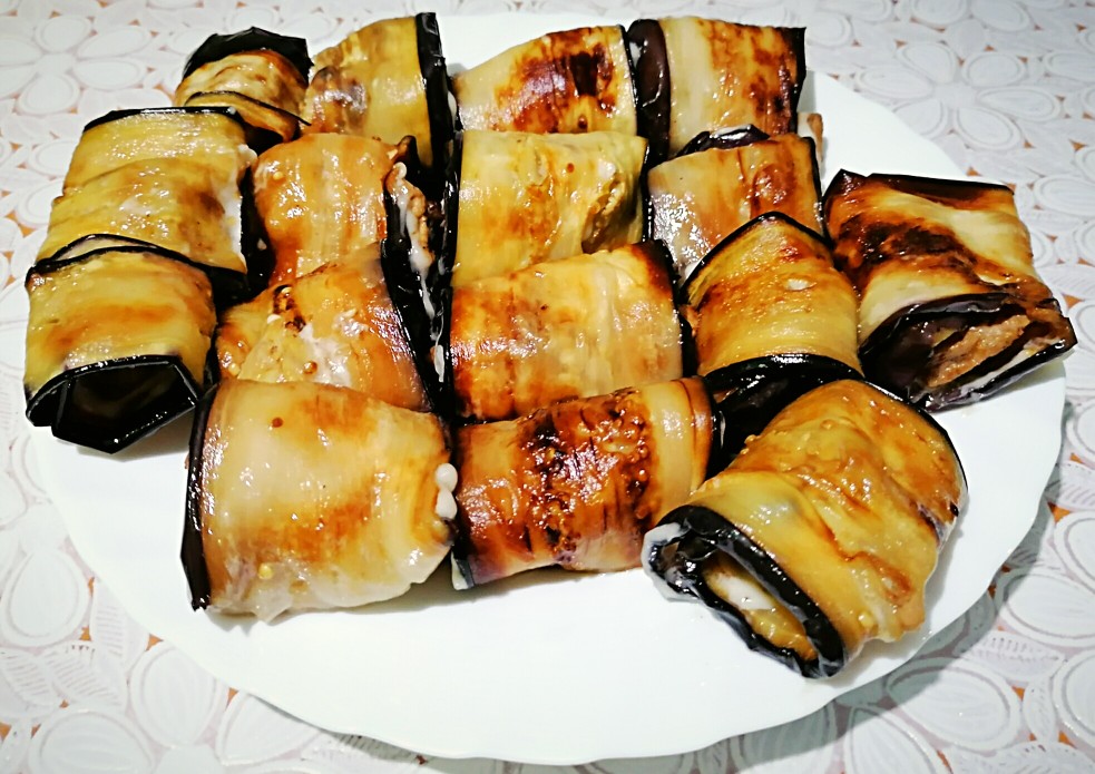 Рулетики из баклажан с курицей и сыром