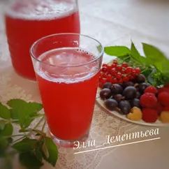 Квас сладкий из малины, красной смородины, крыжовника и мяты