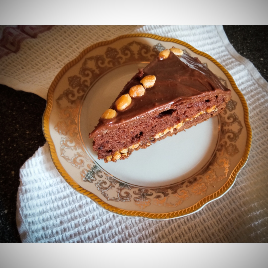 Шоколадный торт с орехами и вареной сгущенкой