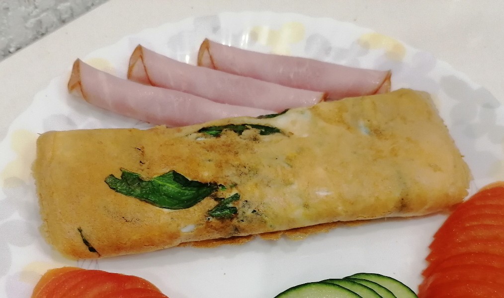 Яичный рулет со шпинатом