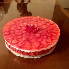 Торт йогуртовый с клубникой залитый клубничным желе