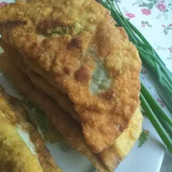 Чебуреки с зелёным луком и яйцом