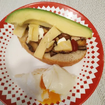 Бутерброд с авокадо и яйцо пашот