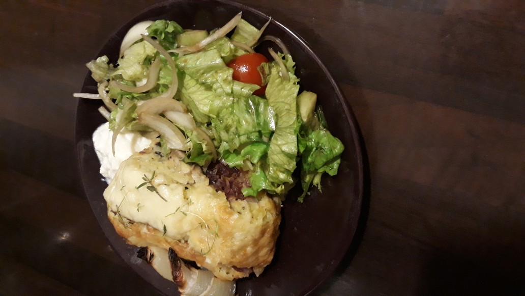 Картофельный рулет с краснокочанной капустой