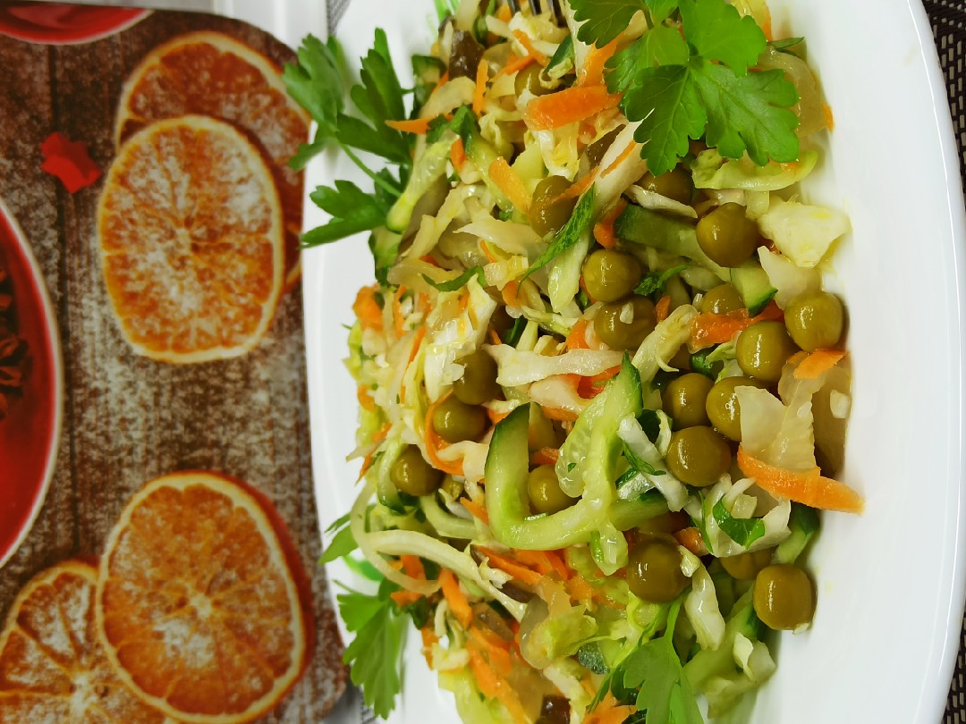 Салат из свежей капусты с огурцом и зелёным горошком