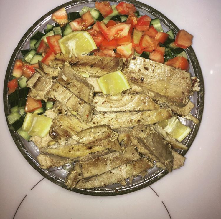 Стейк из тунца с овощами